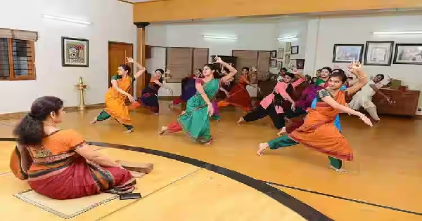 നൃത്താധ്യാപികയെ ആവശ്യമുണ്ട്